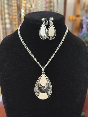 Elegant Silver Tone and Black Teardrop Jewelry Set